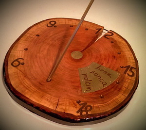 Sončna ura iz češnje